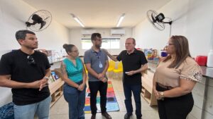 Prefeito Jaime Calado visita escolas em São Gonçalo para acompanhar o resultado da climatização das salas